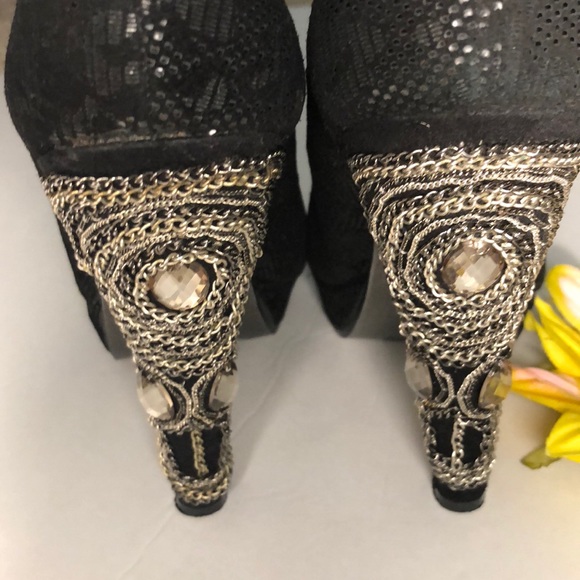 🌻 Naughty Monkey Black Lace Heels - Picture 2 of 7